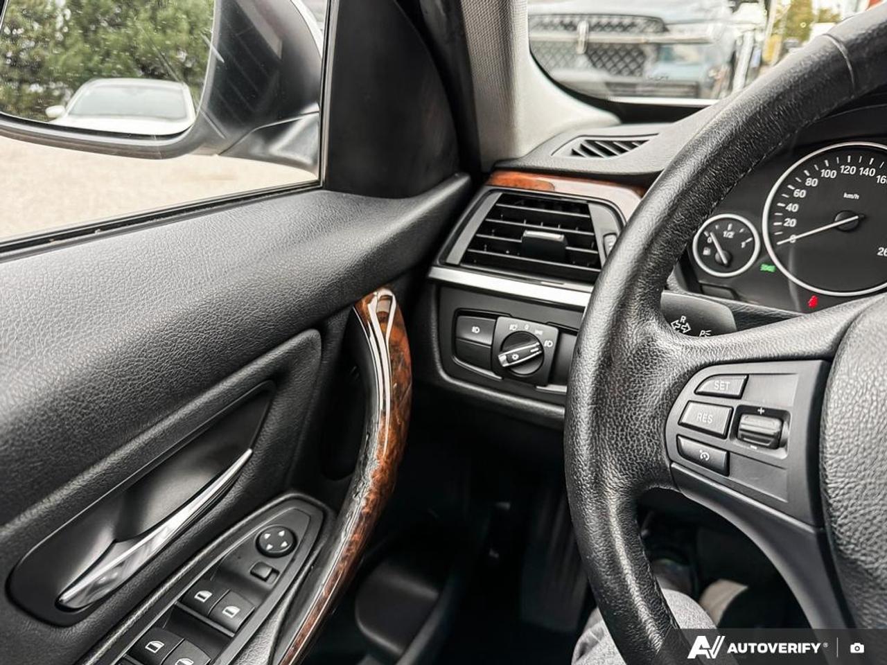 2012 BMW 320 i PREMIUM PK|LOW KM Photo