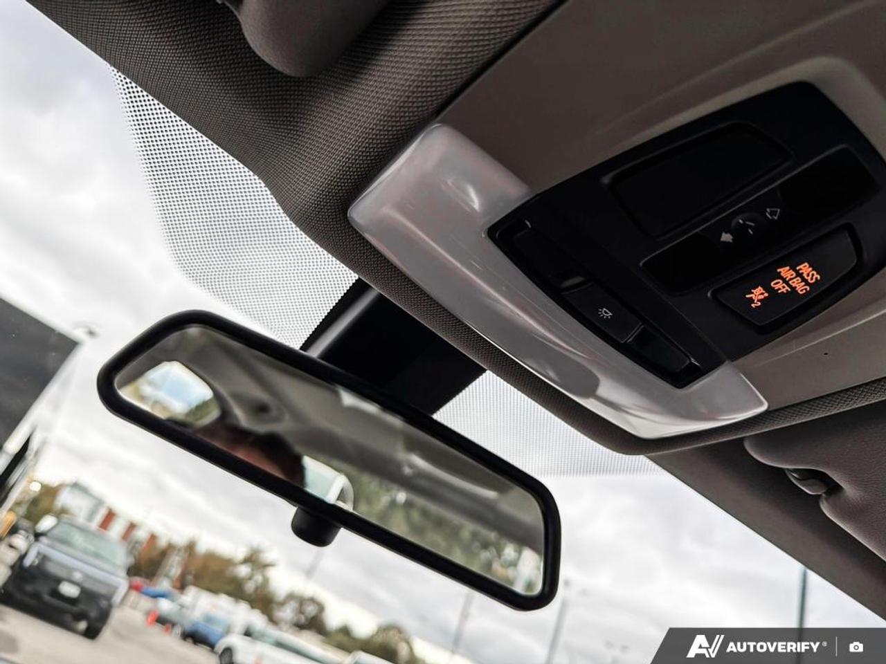 2012 BMW 320 i PREMIUM PK|LOW KM Photo