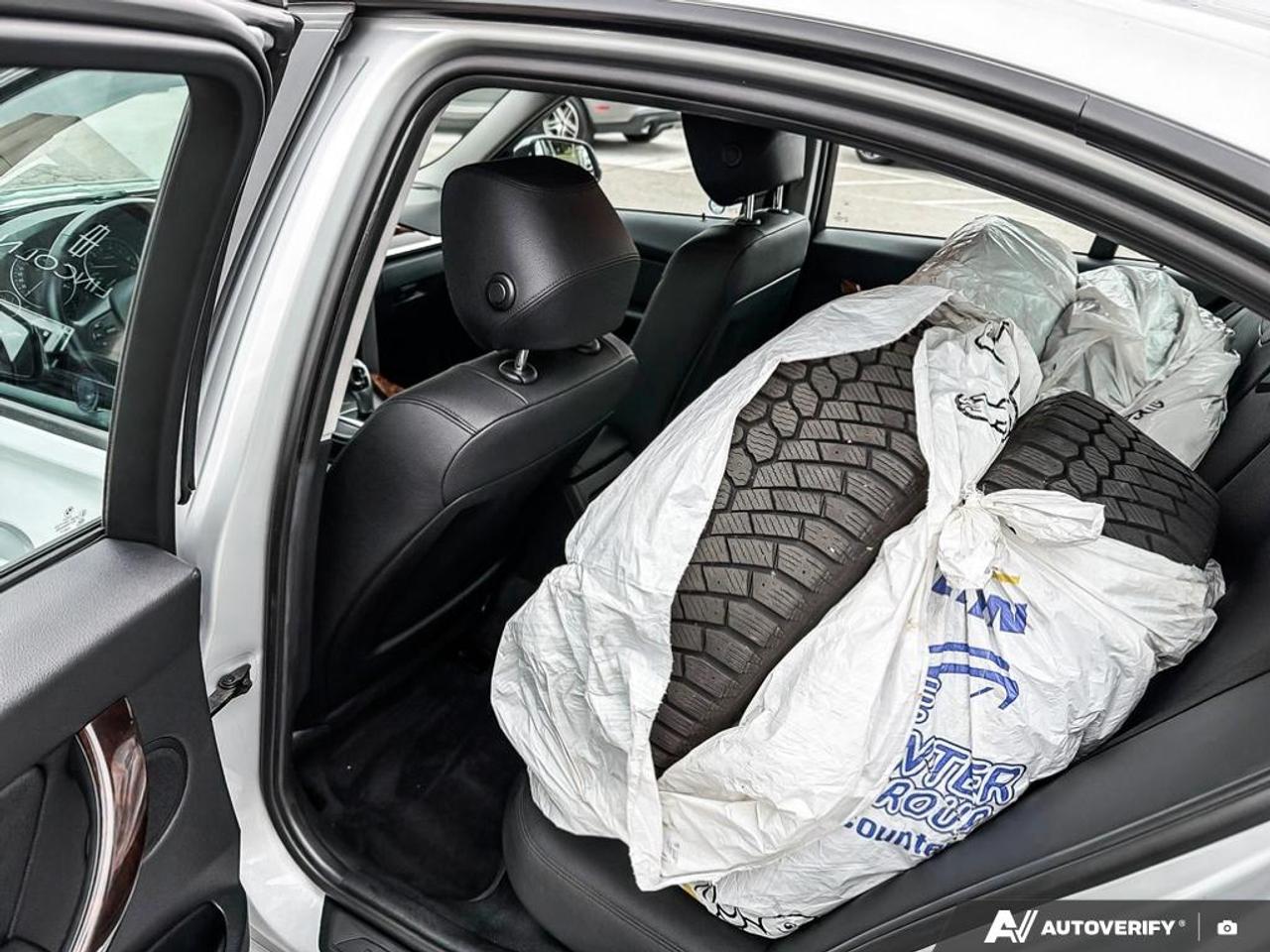 2012 BMW 320 i PREMIUM PK|LOW KM Photo