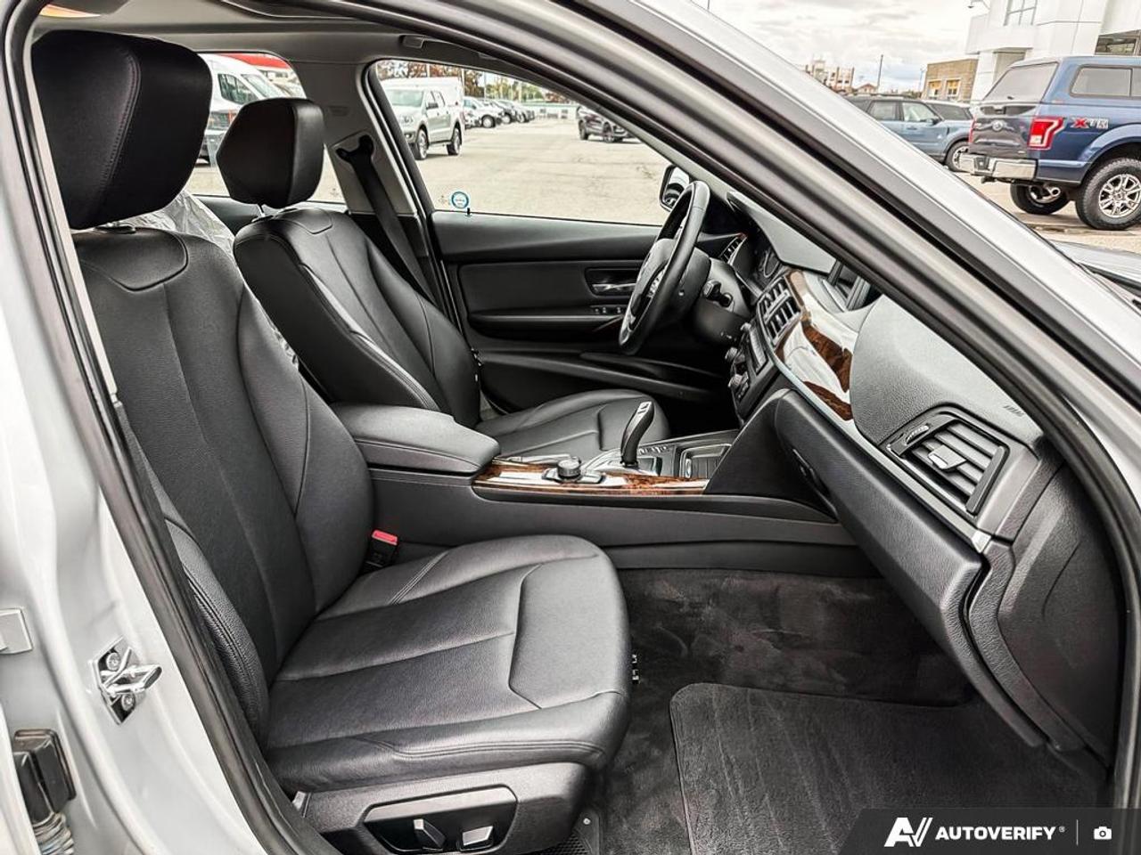 2012 BMW 320 i PREMIUM PK|LOW KM Photo