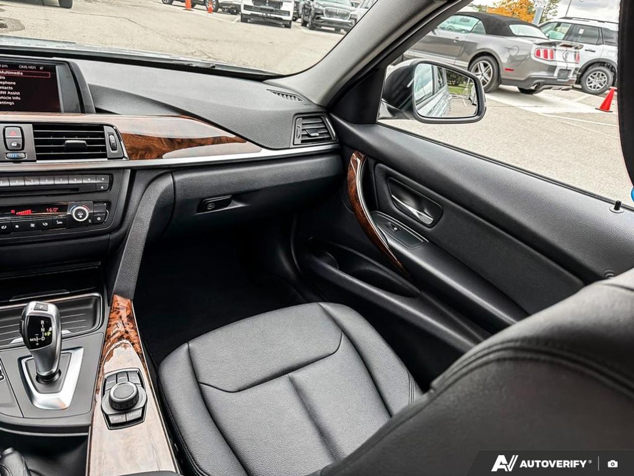 2012 BMW 320 i PREMIUM PK|LOW KM Photo
