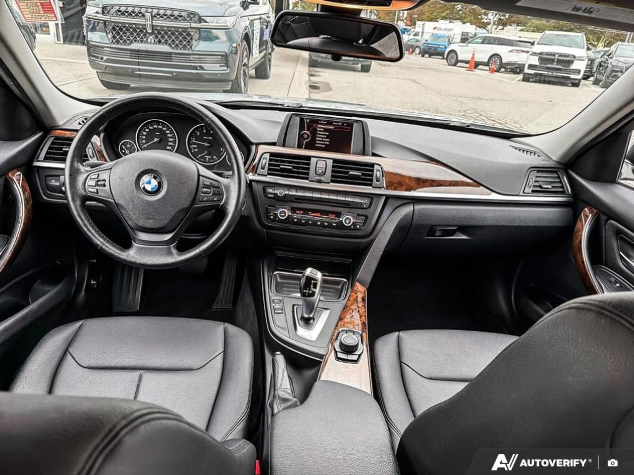 2012 BMW 320 i PREMIUM PK|LOW KM Photo
