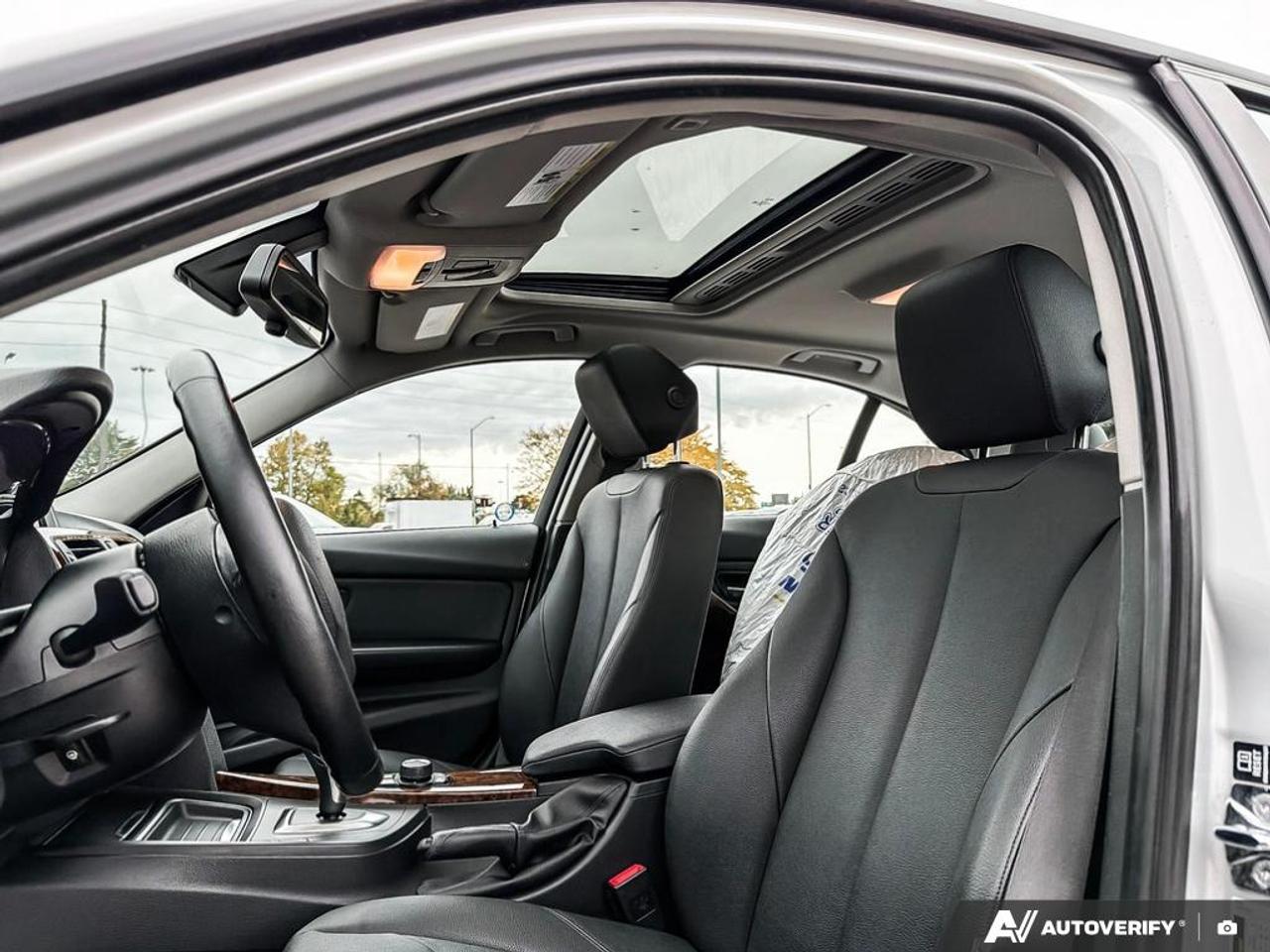 2012 BMW 320 i PREMIUM PK|LOW KM Photo