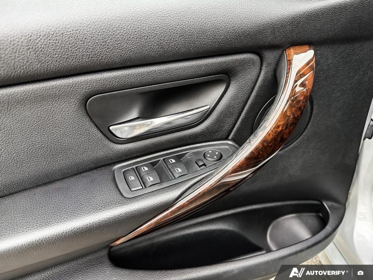 2012 BMW 320 i PREMIUM PK|LOW KM Photo