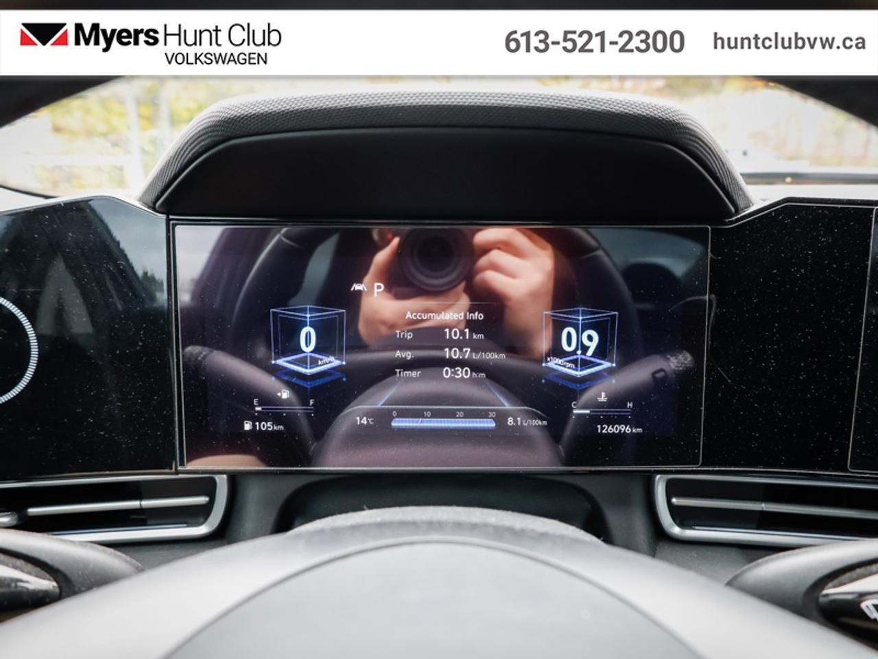 2023 Hyundai Elantra Luxury w/Two-Tone  - Leather Seats Photo