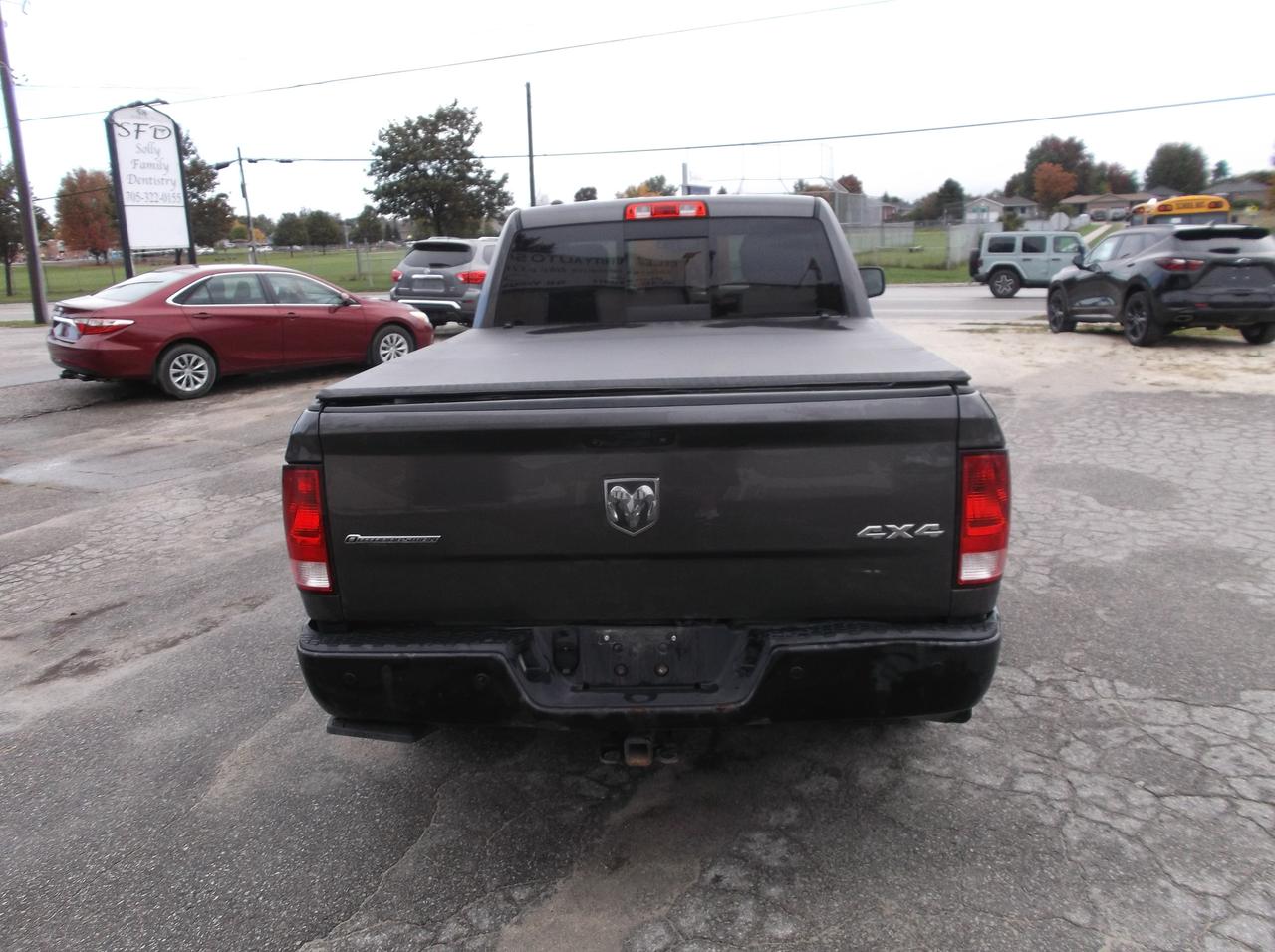 2015 RAM 1500 SLT 4X4 OUTDOORS MAN Photo3