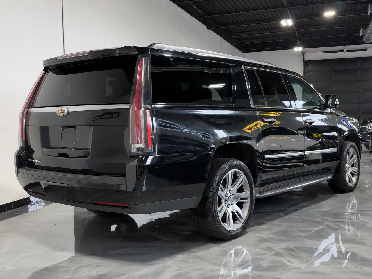 2018 Cadillac Escalade ESV Luxury DVD, Captain Seats, Navi, Backup Photo