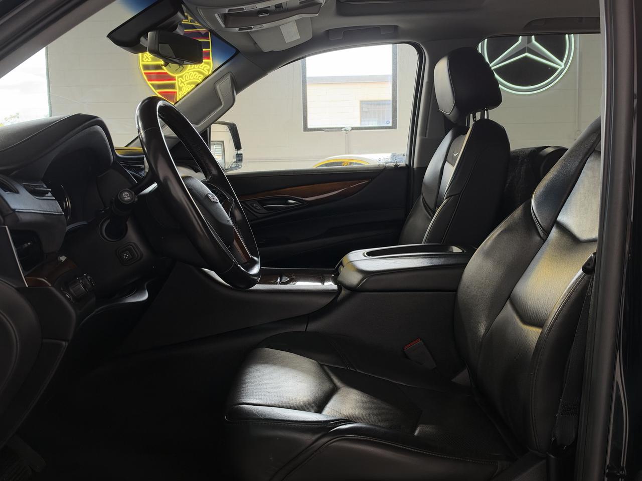 2018 Cadillac Escalade ESV Luxury DVD, Captain Seats, Navi, Backup Photo4