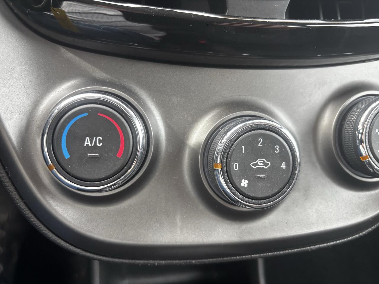 2022 Chevrolet Spark 1LT, Hatchback, Back-Up-Camera, Alloy Wheels Photo