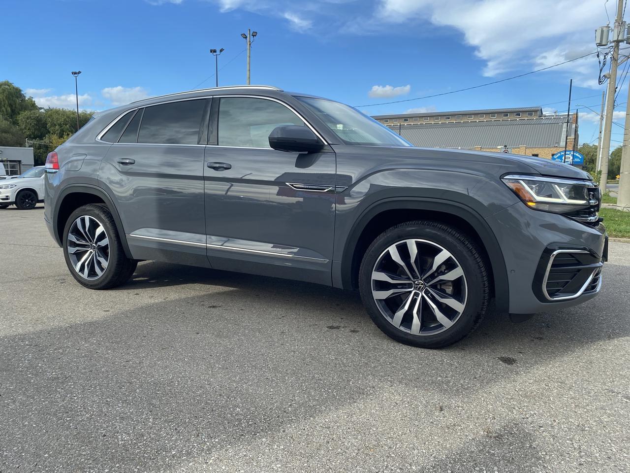 2022 Volkswagen Atlas Cross Sport V6 Execline R-Line 4MOTION Photo3