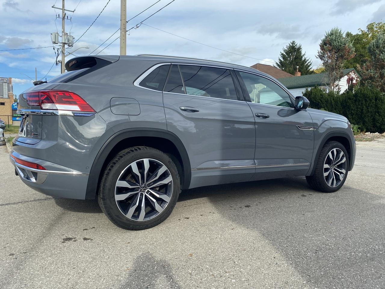 2022 Volkswagen Atlas Cross Sport V6 Execline R-Line 4MOTION Photo2