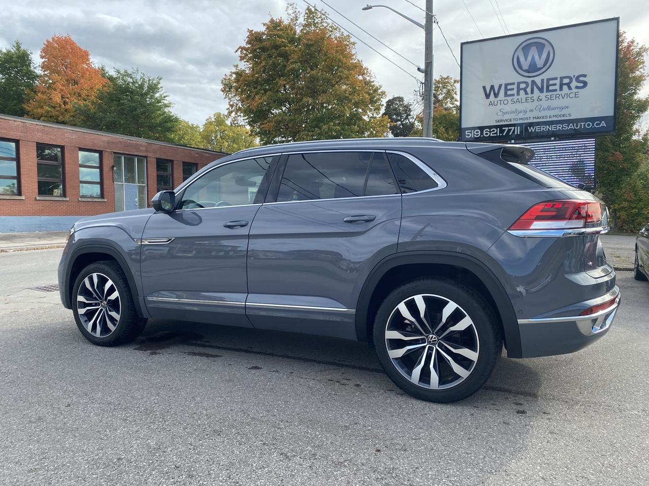 2022 Volkswagen Atlas Cross Sport V6 Execline R-Line 4MOTION Photo1