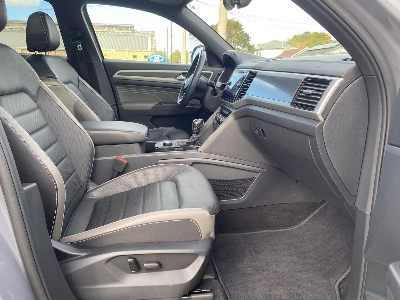 2022 Volkswagen Atlas Cross Sport V6 Execline R-Line 4MOTION Photo