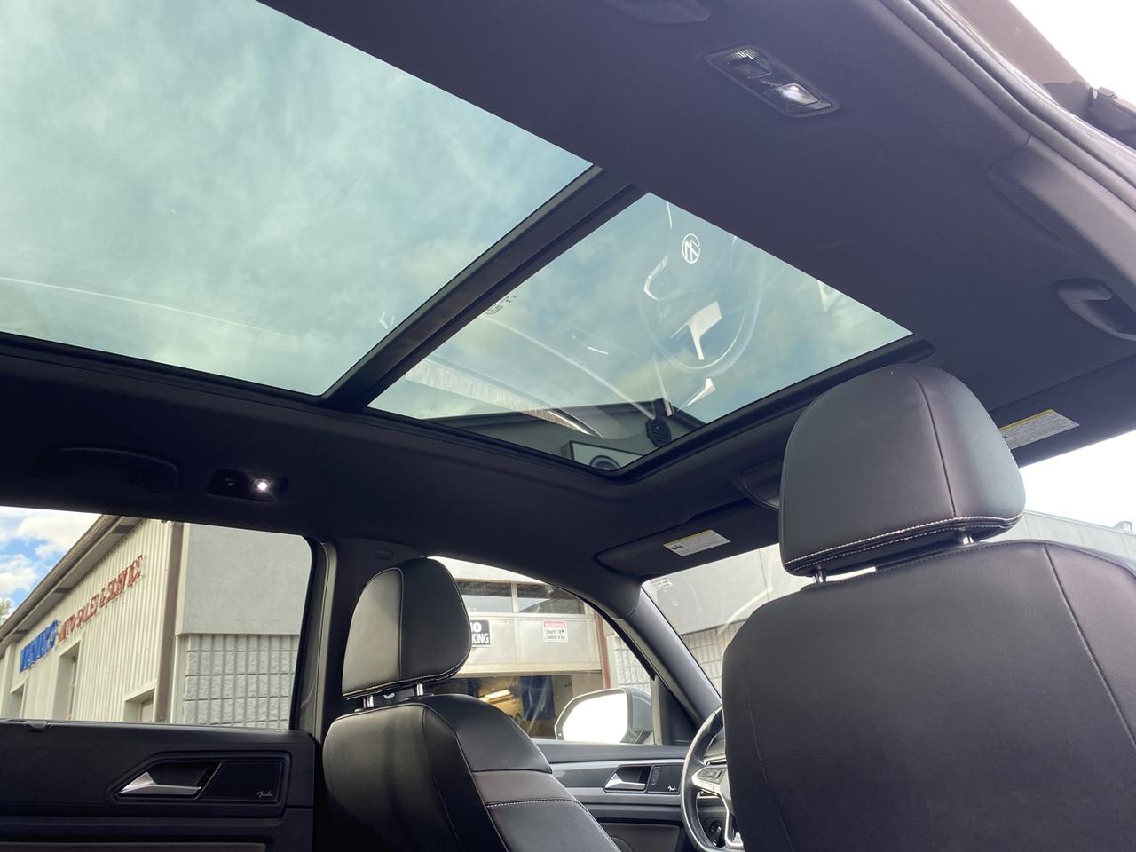 2022 Volkswagen Atlas Cross Sport V6 Execline R-Line 4MOTION Photo