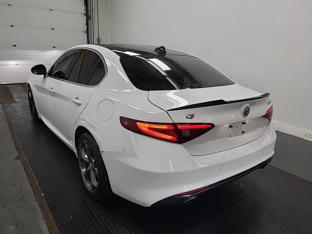 2017 Alfa Romeo Giulia AWD | NAVI | ROOF | CAM | RED INT Photo