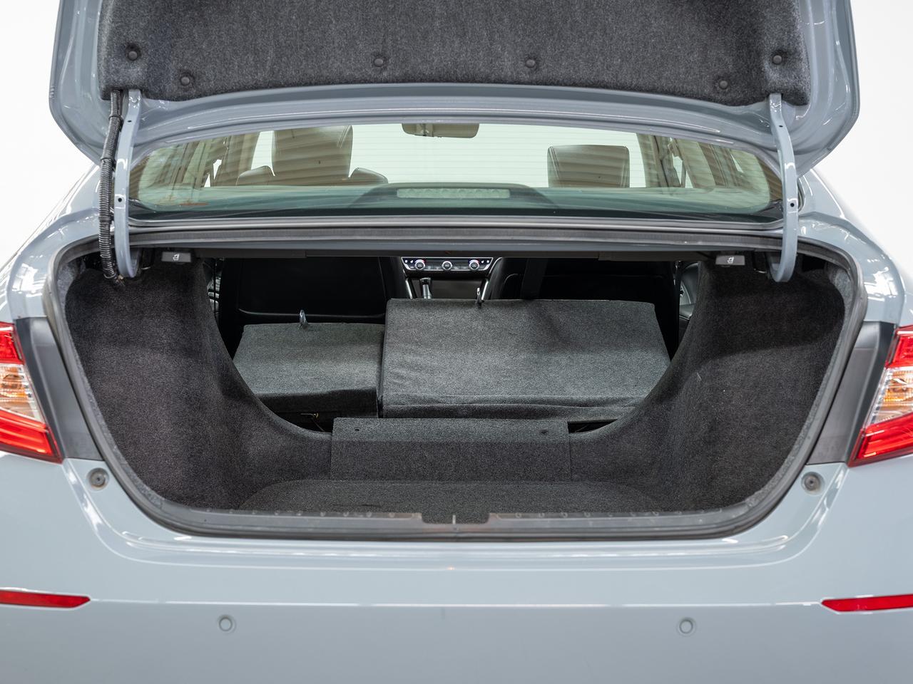 2021 Honda Accord TOURING | Nav | Leather | Sunroof | BSM | CarPlay Photo