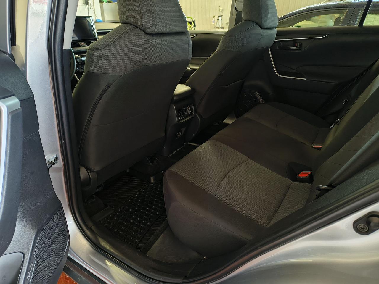 2023 Toyota RAV4 LE Photo0