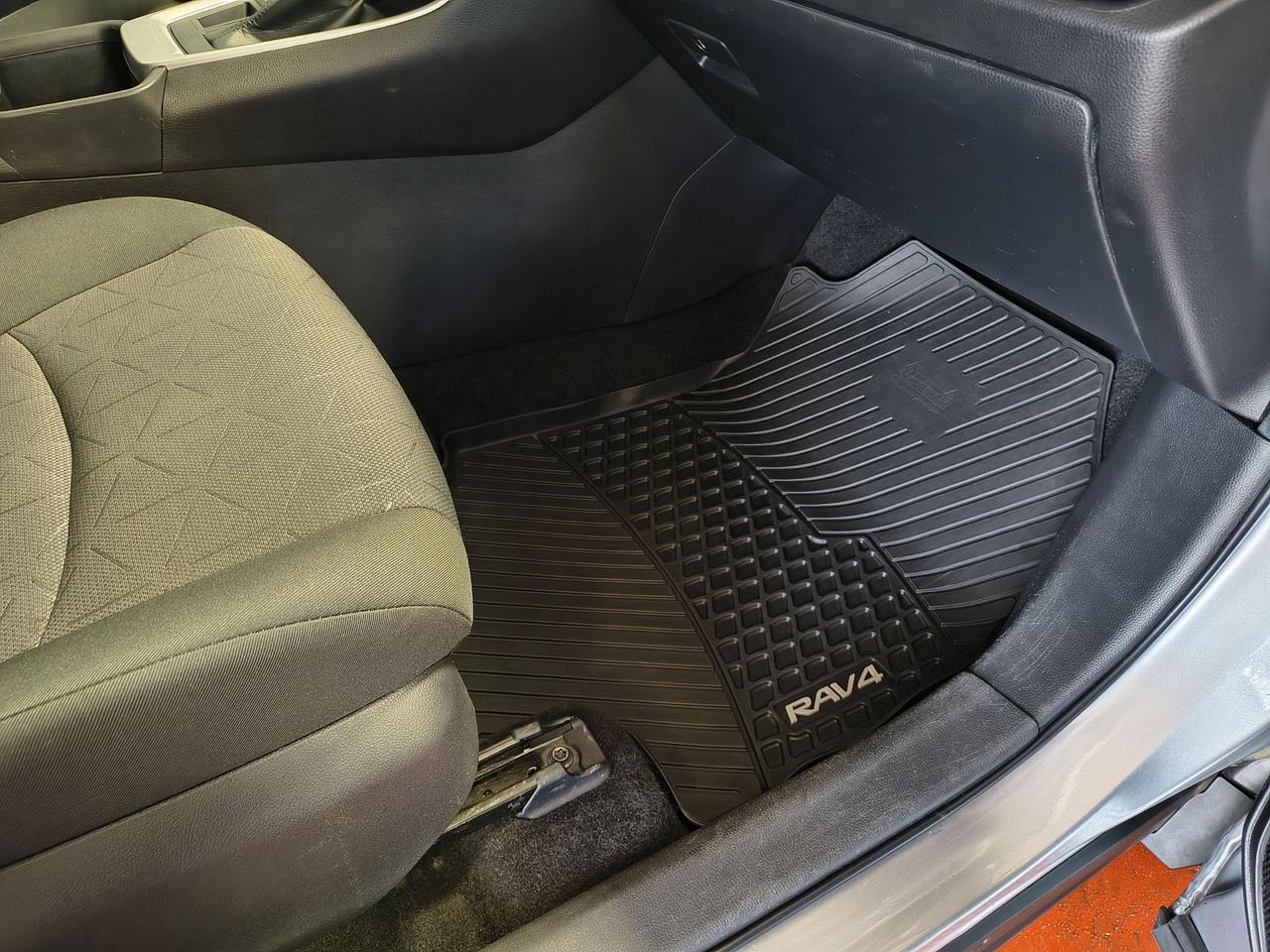 2023 Toyota RAV4 LE Photo0