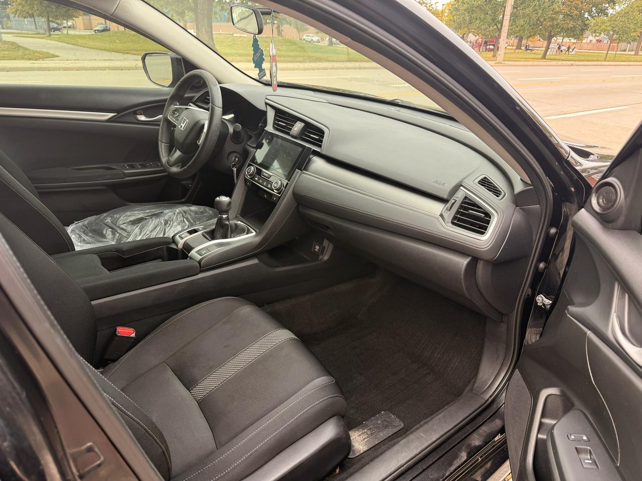 2017 Honda Civic 4dr Man LX Photo