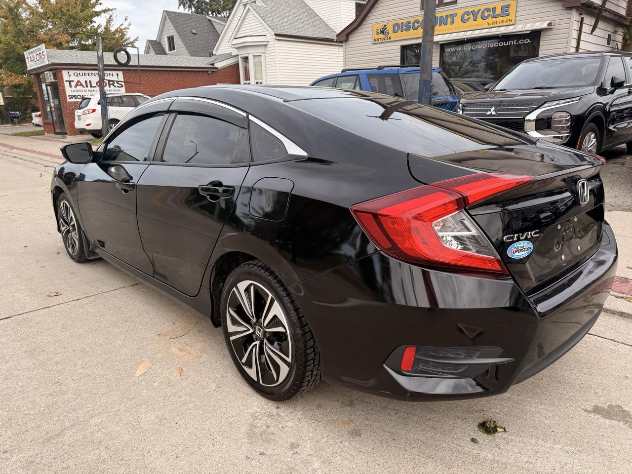 2017 Honda Civic 4dr Man LX Photo