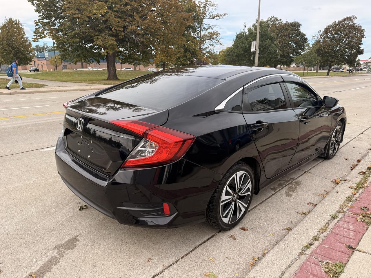 2017 Honda Civic 4dr Man LX Photo