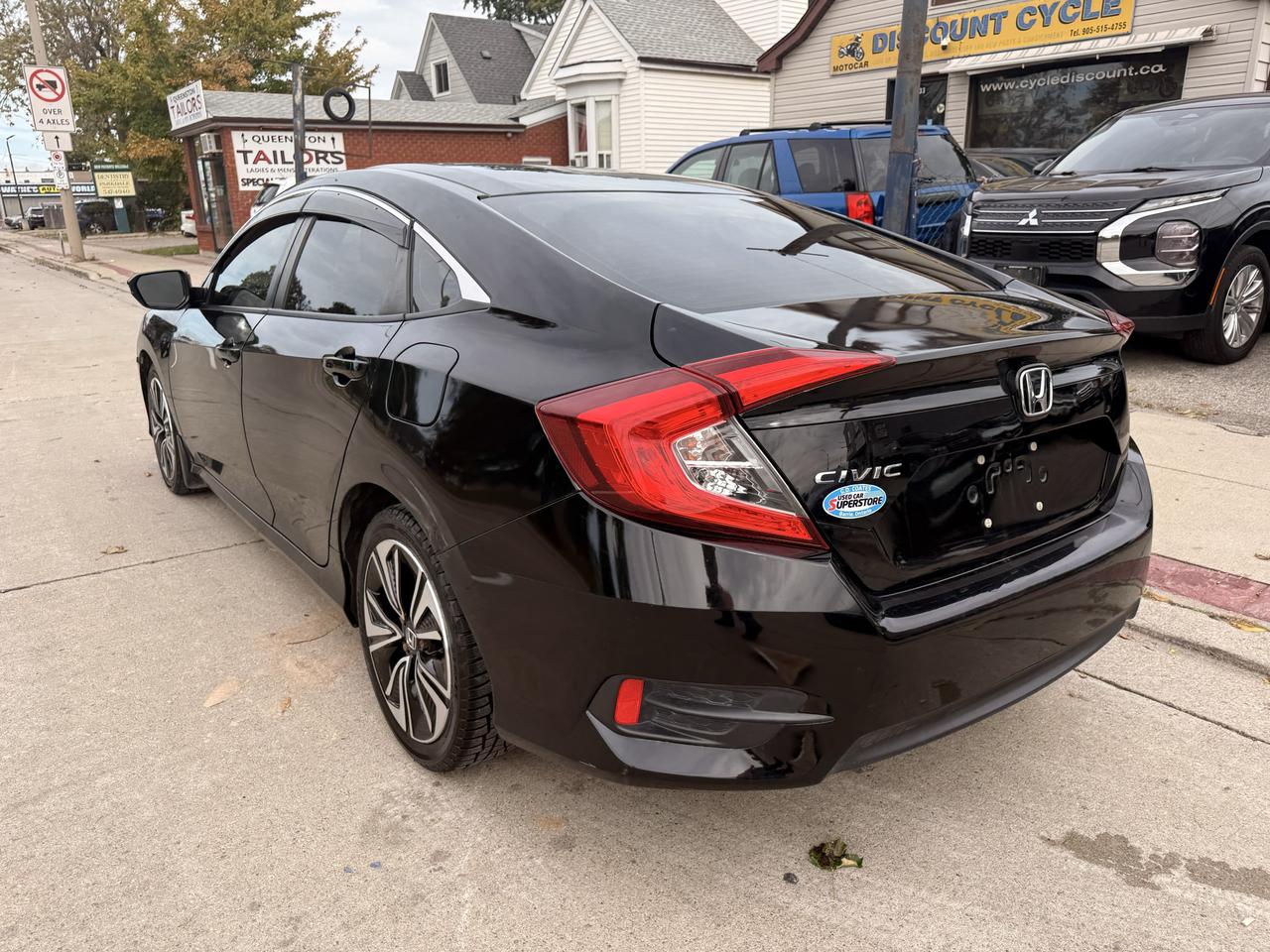 2017 Honda Civic 4dr Man LX Photo