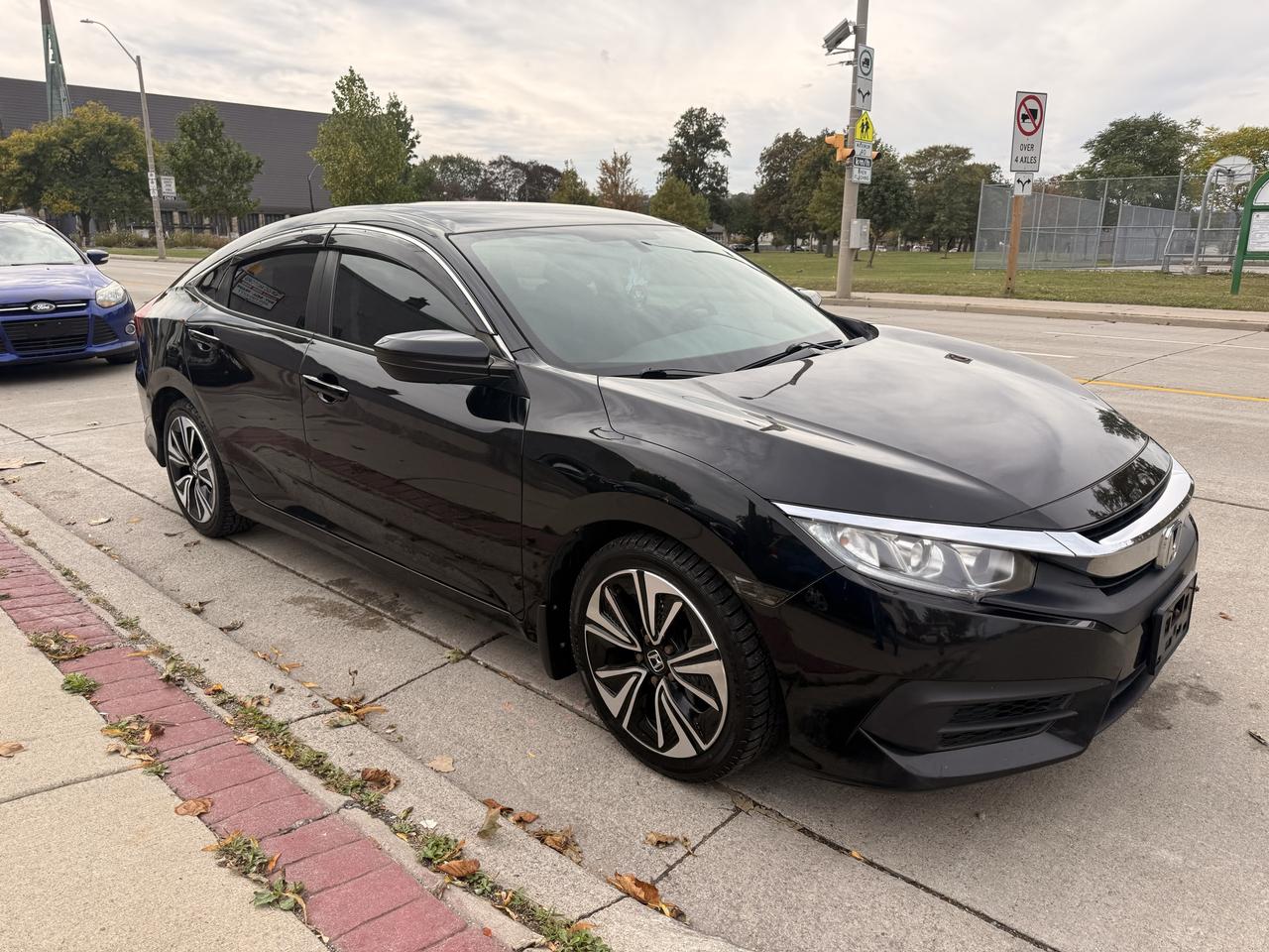 2017 Honda Civic 4dr Man LX Photo