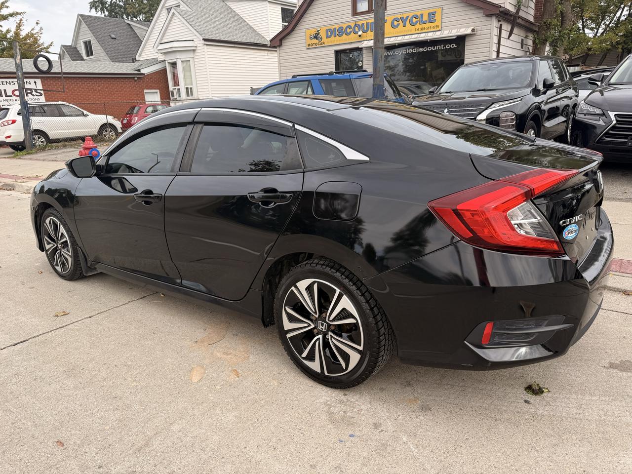 2017 Honda Civic 4dr Man LX Photo