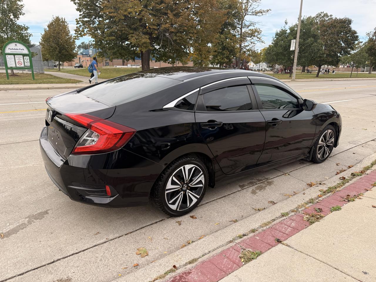 2017 Honda Civic 4dr Man LX Photo