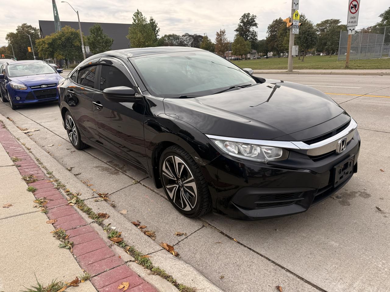 2017 Honda Civic 4dr Man LX Photo