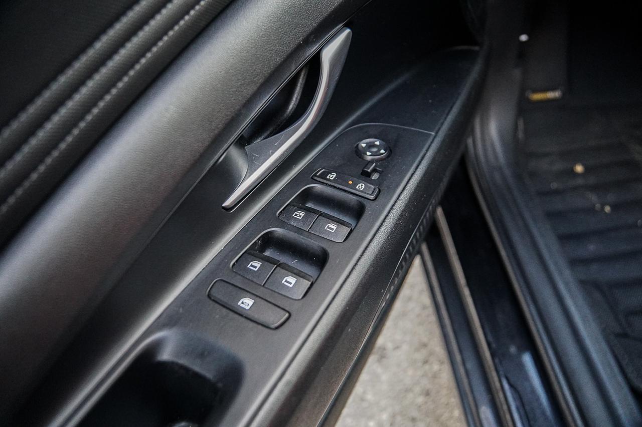 2025 Hyundai Elantra Preferred |TECH PKG|BSM|NAVI|ROOF|HEATED SEATS Photo