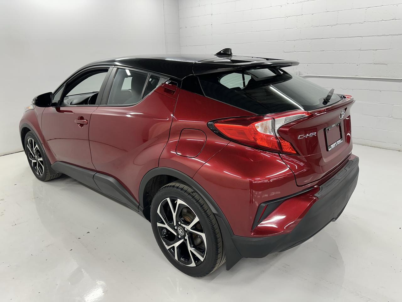 2018 Toyota C-HR XLE Photo4
