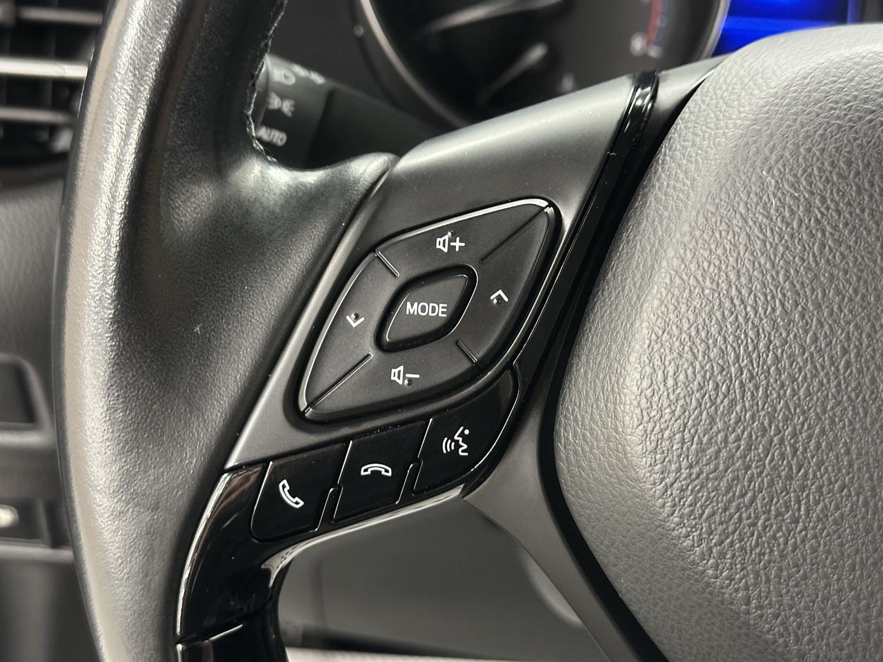 2018 Toyota C-HR XLE Photo36