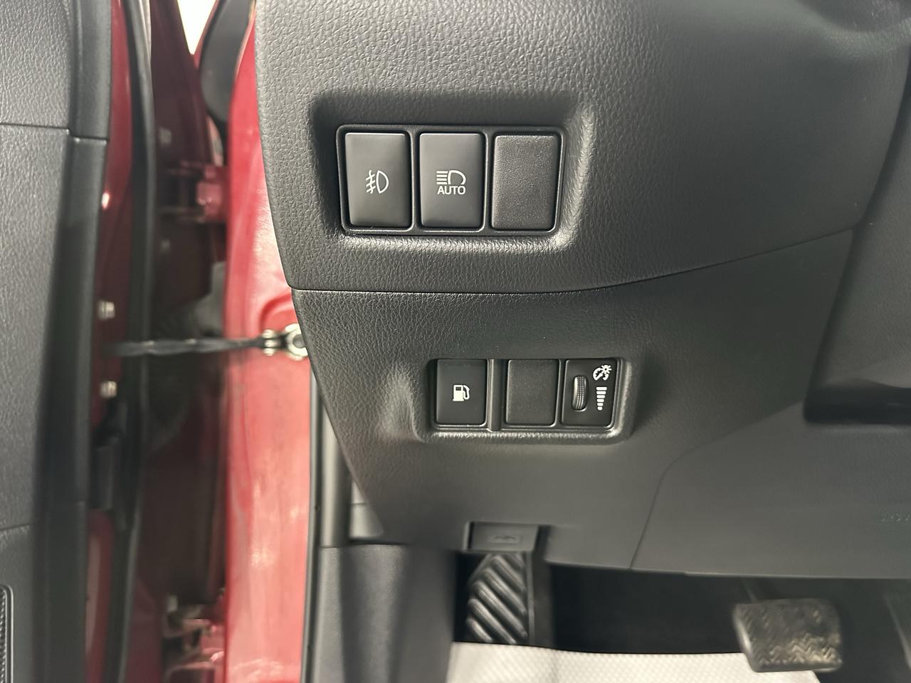 2018 Toyota C-HR XLE Photo13