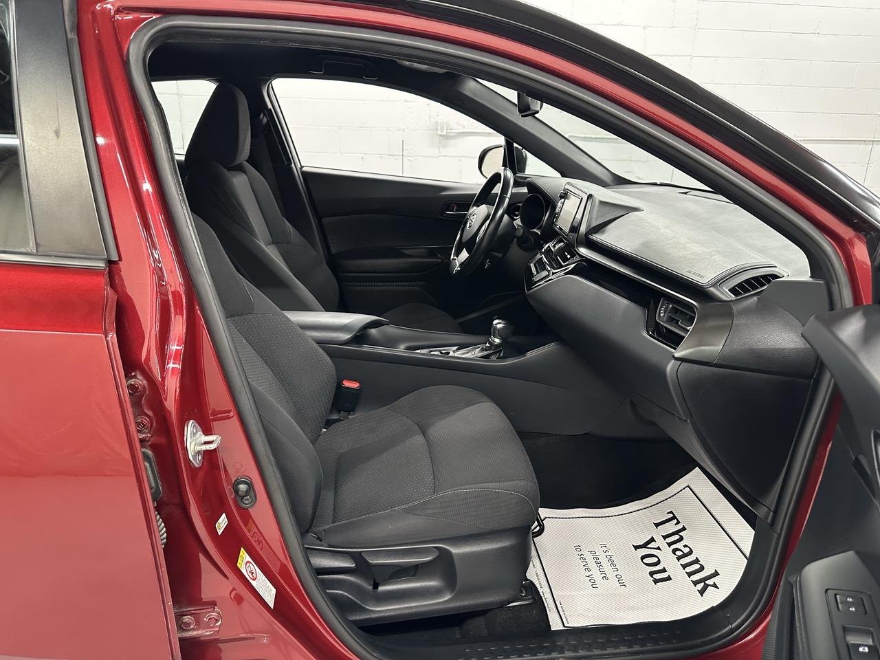 2018 Toyota C-HR XLE Photo11