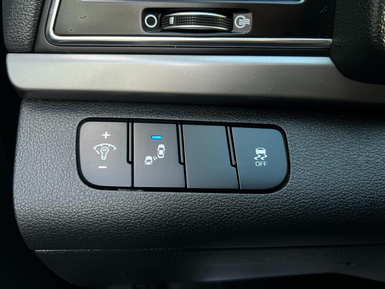 2017 Hyundai Elantra GL- Low KMs Back Up Camera Blind Spot Bluetooth Photo