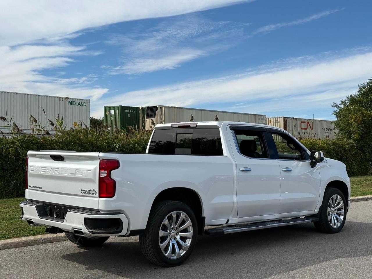 2022 Chevrolet Silverado 1500 4WD Crew Cab 157" High Country Photo3