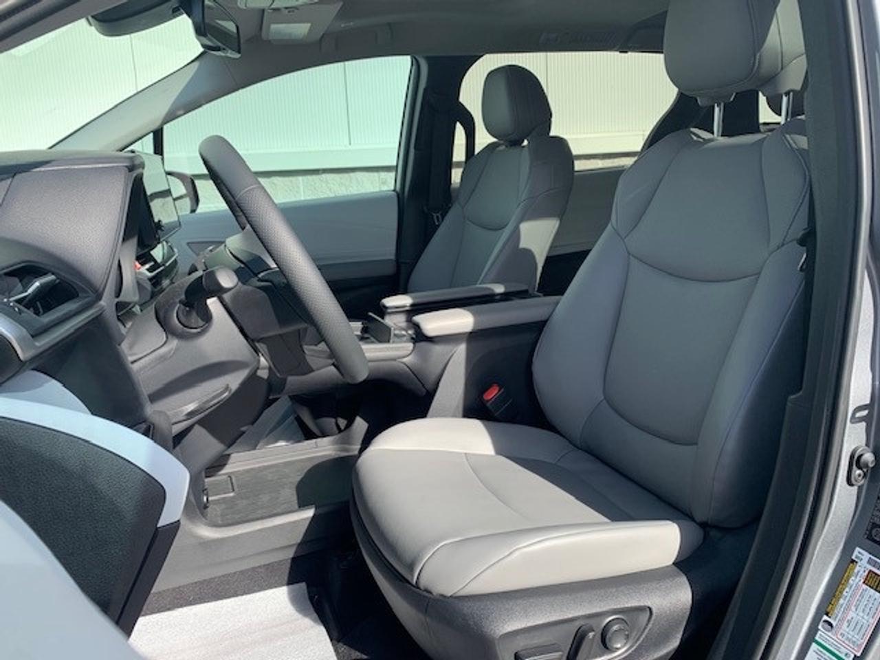 2026 Toyota Sienna XLE 8-Passenger used Demo-finance from 2.99% Photo