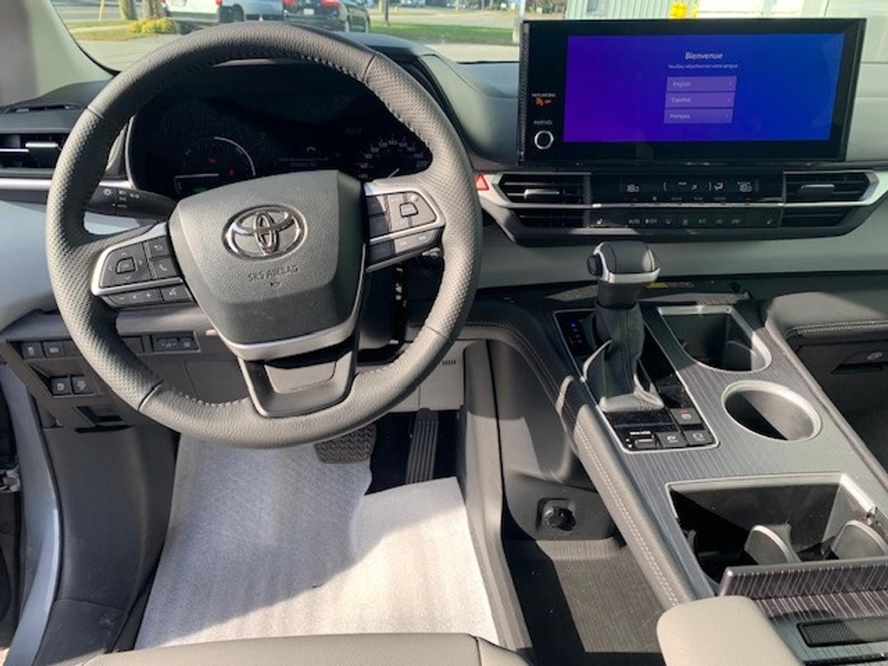 2026 Toyota Sienna XLE 8-Passenger used Demo-finance from 2.99% Photo