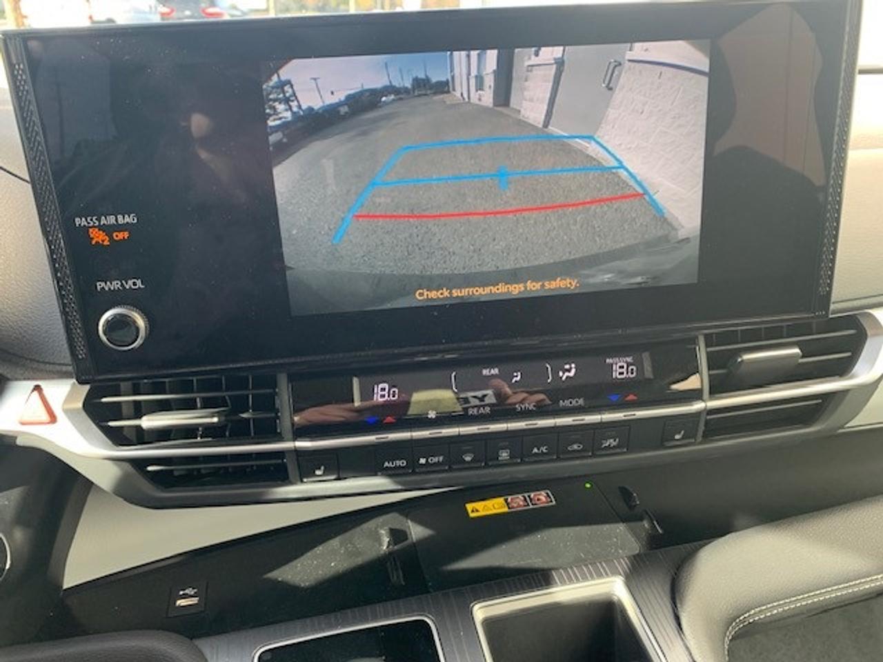 2026 Toyota Sienna XLE 8-Passenger used Demo-finance from 2.99% Photo
