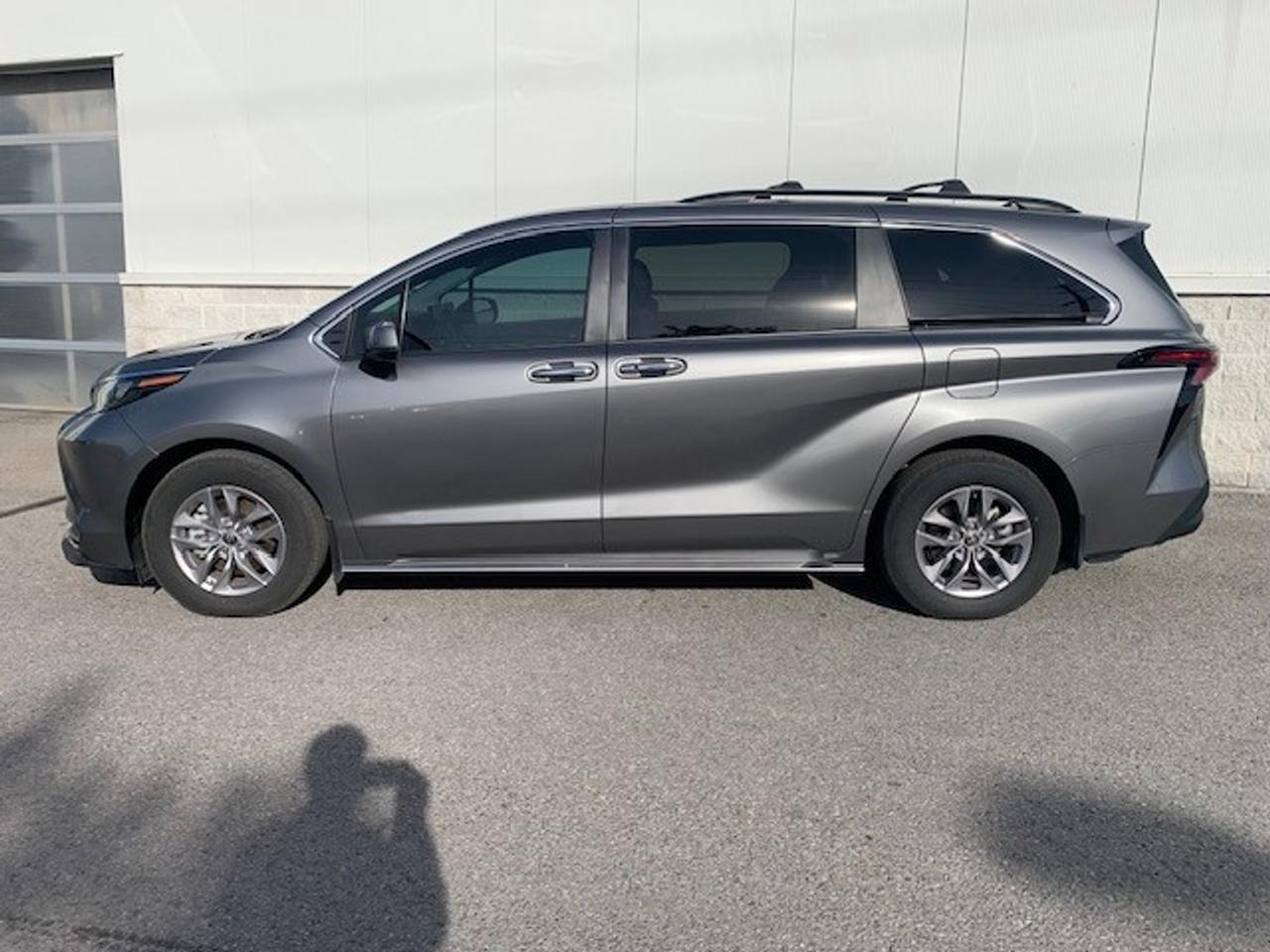 2026 Toyota Sienna XLE 8-Passenger used Demo-finance from 2.99% Photo1
