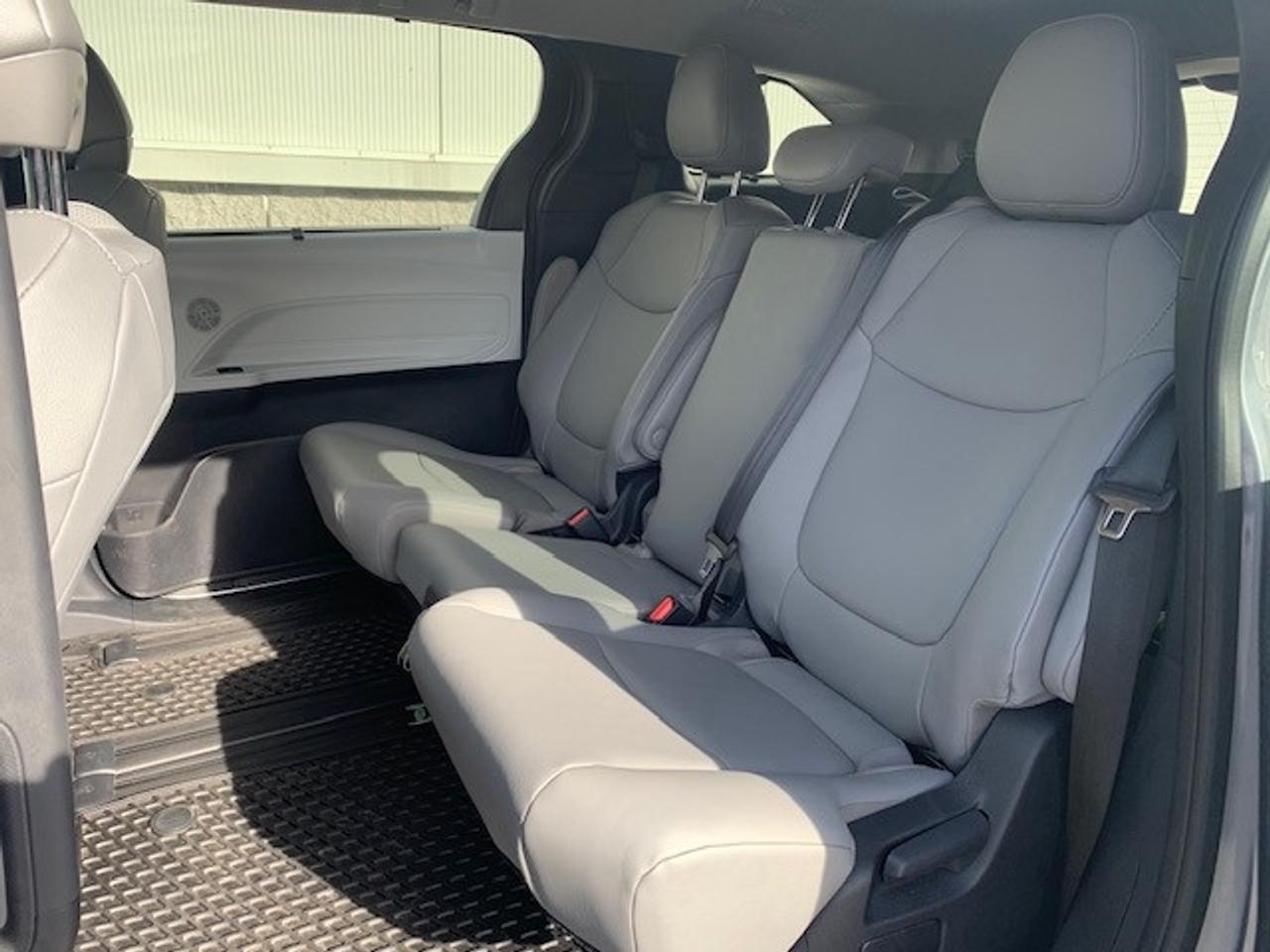 2026 Toyota Sienna XLE 8-Passenger used Demo-finance from 2.99% Photo
