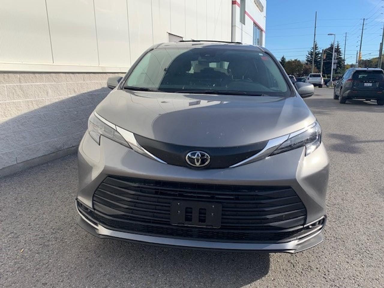 2026 Toyota Sienna XLE 8-Passenger used Demo-finance from 2.99% Photo