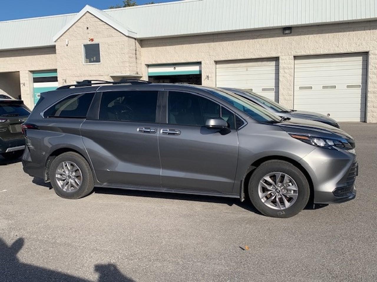 2026 Toyota Sienna XLE 8-Passenger used Demo-finance from 2.99% Photo