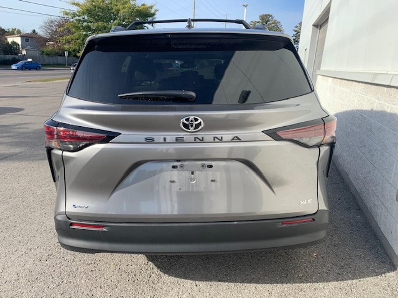 2026 Toyota Sienna XLE 8-Passenger used Demo-finance from 2.99% Photo