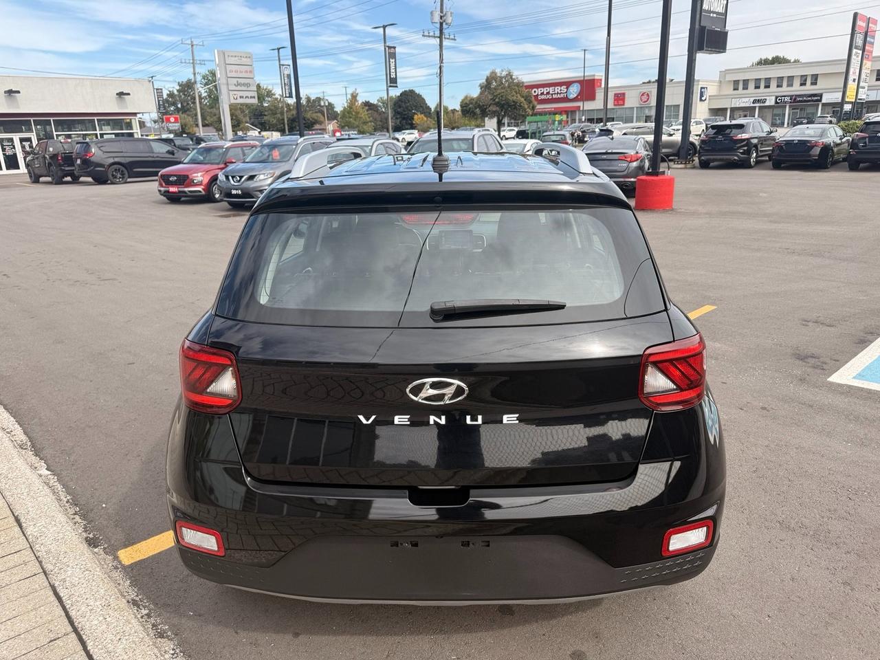 2024 Hyundai Venue Preferred w/Two-Tone Photo3