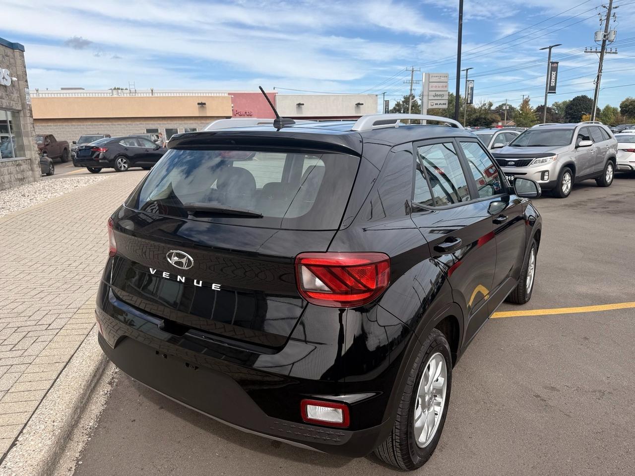 2024 Hyundai Venue Preferred w/Two-Tone Photo2