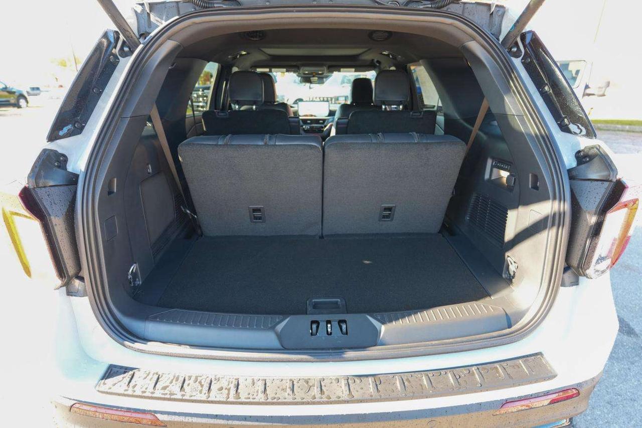 2027 Ford Explorer ST AWD SINISTER PKG 360 BACK UP CAM 6 PASSENGER Photo
