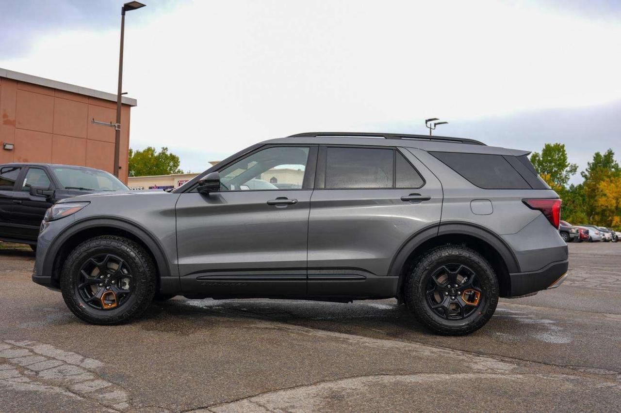 2027 Ford Explorer TREMOR 4WD STOW N GO 6 PASSENGER Photo3