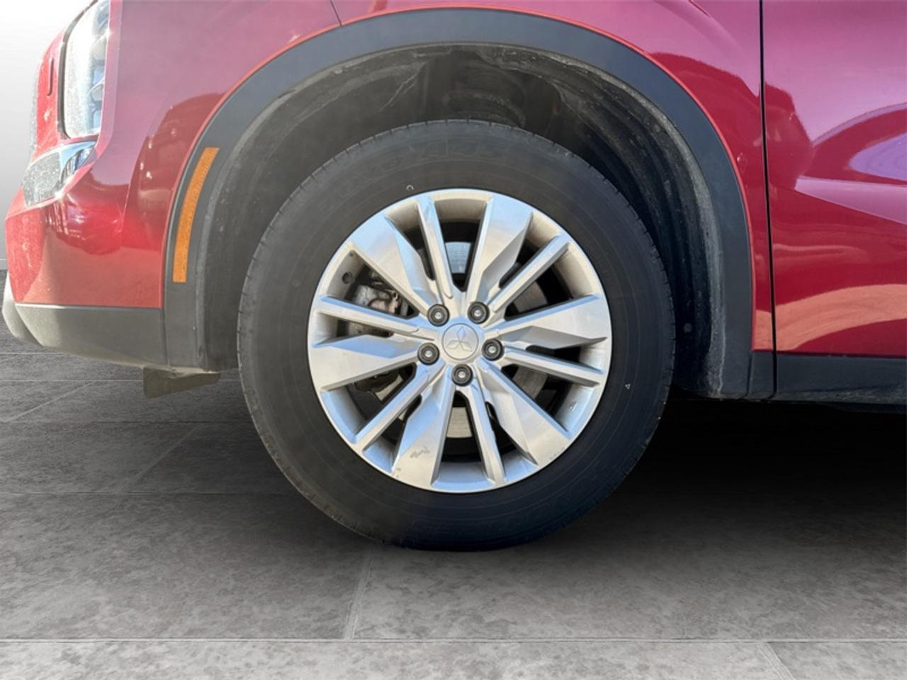 2025 Mitsubishi Outlander ES S-AWC Photo